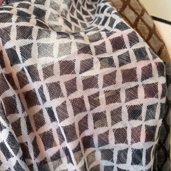 C Patterned Infinity Scarf - Picture 5 of 8